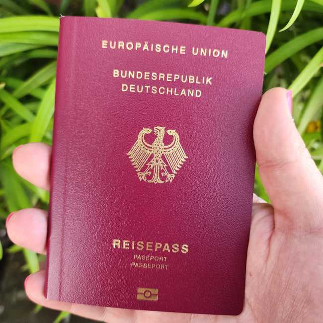 Dark red booklet reading Europäische Union Bundesrepublik Deutschland Reisepass Passport